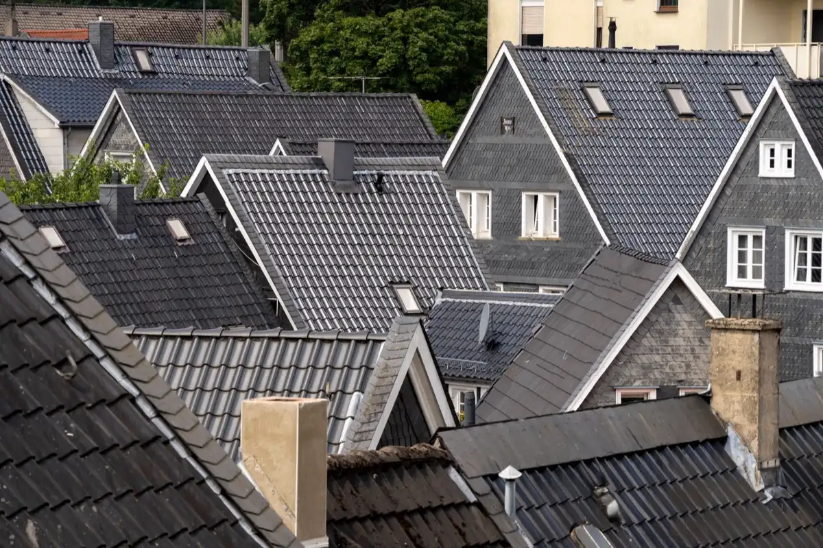 Steep roof eaves and gutter lines on houses in Modesto, CA